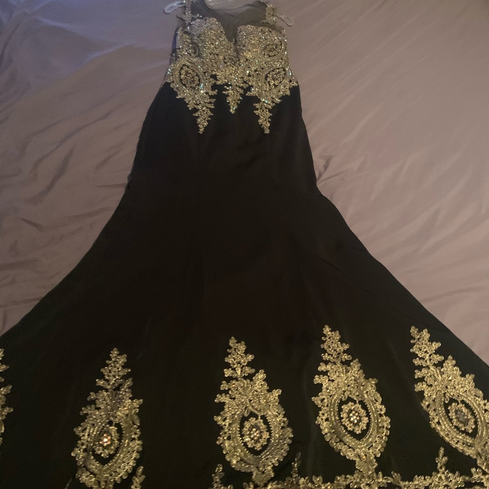 Hello Beauties, I am selling my Prom dress.